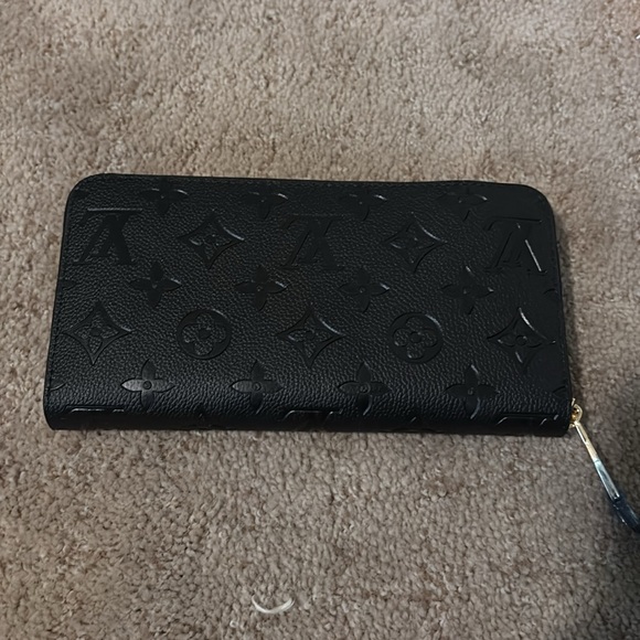 Black embossed wallet new - Picture 1 of 7